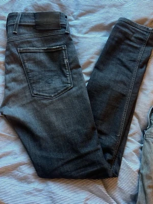 Mörkgråa Replay jeans  - Sjukt snygga mörkgråa jeans från Replay, modell på Jeansen är anbass✌️storlek 31/32👌användna fåtal gånger så dom är typ nyskick💯skriv om du har några frågor🤙