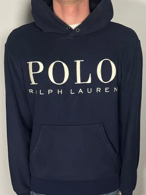 Polo Ralph Lauren hoodie - Säljer en ritkigt snygg och trendig Polo Ralph Lauren hoodie i fint skick, storlek S, vid frågor är det bara att skriva //Gramenti