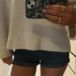 Mörkblåa shorts med vita prickar - Säljer dessa jätte coola jeansshorts. De gör verkligen hela outfiten och är så unika. Kolla gärna in mina andra shorts jag säljer. Storlek xs/s🤍🤍