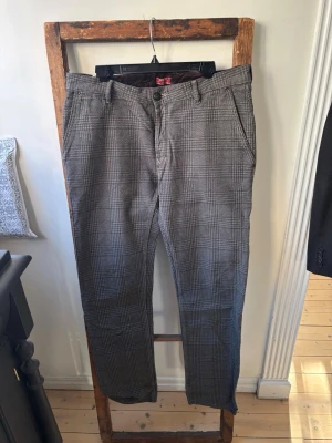 Rutiga chinos från Rager - Vintage kostymbyxor från 2000-talet med rak passform i nyskick. Mocka på insidan av midjan.  Innerbenslängd: 84 Midja rakt över: 46.5