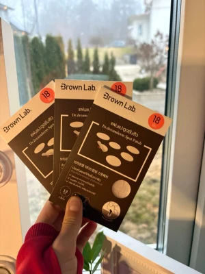 Brown Lab Dr.dreamderm Spot Patch - Tre förpackningar Dr.dreamderm Spot Patch från Brown Lab. Plåstren är runda och genomskinliga, perfekta för punktbehandling av finnar. Varje förpackning innehåller 18 plåster och designen är stilren i brunt och vitt. 100kr för alla 3