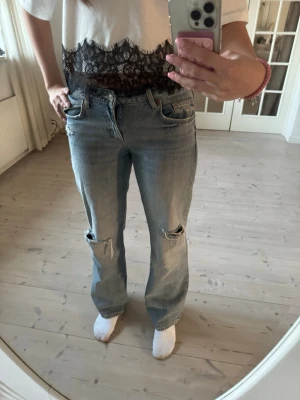 Slutsålda baggy jeans från Zara - Slutsålda baggy jeans från Zara. Andvända Max 3 gånger. Säljer för att de är lite för små för mig💕