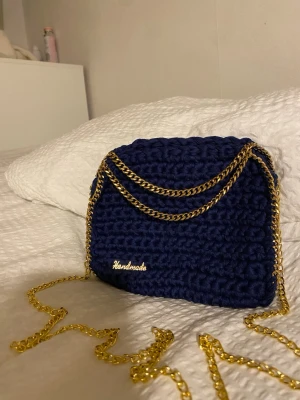 Väska - Egenvirkad Stella McCartney liknande väska, i marinblå färg med guldkedja 💗 tar ej emot returer