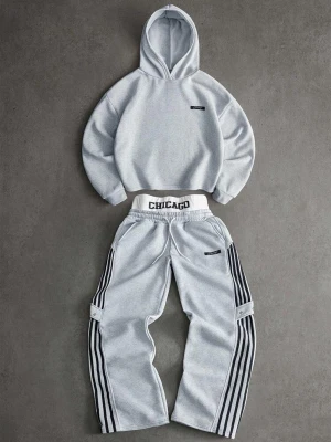 Ljusgrå hoodie med huva - Snygg ljusgrå hoodie med huva och minimalistisk logga på bröstet. Hoodien har en klassisk passform och är gjord i mjukt sweatshirtmaterial, perfekt för en avslappnad stil. Matcha med sweatpants för en komplett look.