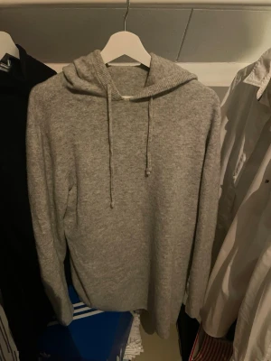 Kashmir tröja - Säljer en grå hoodie i Kashmir i storlek L. Otroligt mjuk och varm – perfekt för dig som vill ha både stil och komfort.  ✔️ Mycket fint skick ✔️ Inga fläckar, hål eller noppor ✔️ Tillverkad i kashmir – exklusivt material ✔️ Lätt, varm och bekväm passform ✔️ Rök- och djurfritt hem  Passar lika bra till vardags som till mer uppklädda outfits. Ett lyxigt plagg till ett bra pris.  📦 Skickas snabbt 💬 Hör av dig vid frågor eller om du vill ha fler bilder