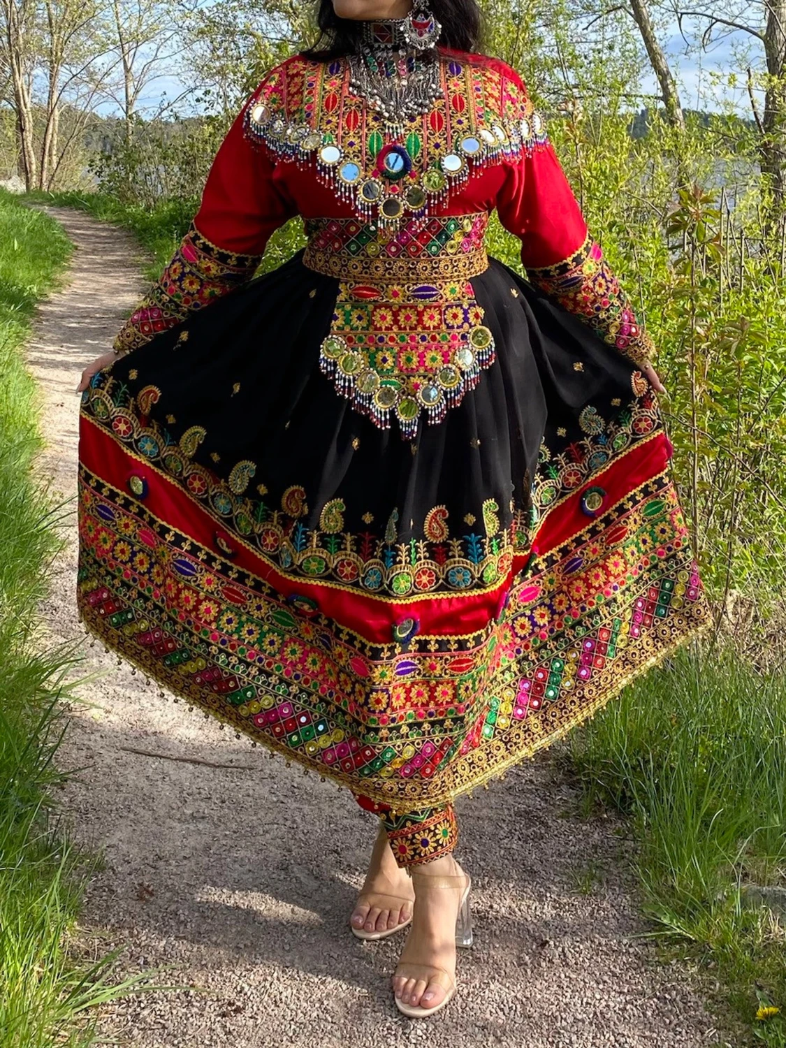 Färgstark traditionell klänning med broderi - 3