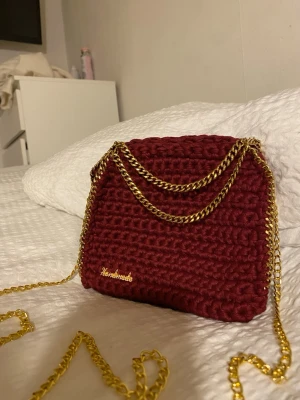 Väska  - Egenvirkad Stella McCartney liknande väska, i vinröd färg med guldkedja 💗 tar ej emot retur 