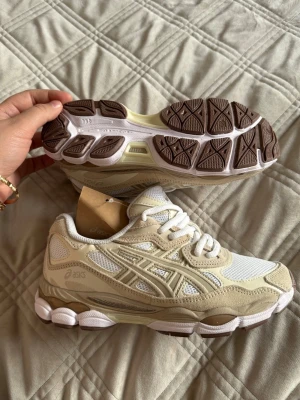ASICS BEIGE - Asics i beige. Har i storlek 38 & 39. 
