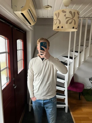Beige tröja med halvzip - Beige tröja från 157 i storlek M. Fint skick!