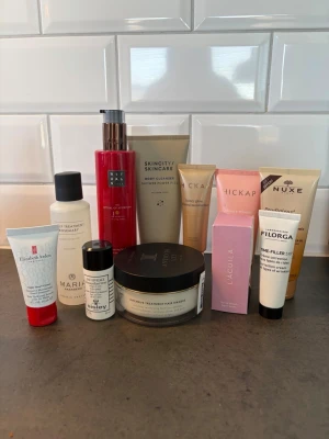 Blandat kit med skönhetsprodukter - Säljer ett kit med skönhetsprodukter från märken som Rituals, SkinCity, Nuxe, Filorga, Hickap, Maria Åkerberg, Elizabeth Arden, Sisley och Lacuíla. Innehåller bland annat ansiktskräm, body cleanser, hårmask och serum. Färgerna på förpackningarna är blandade i vitt, rosa, rött, beige och svart.