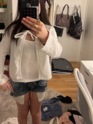 Vit cardigan med knytband - super fin kofta🩷 väldigt knopprig som syns på bild, men är köpt så💓 storlek 150 i barn💞lite defekter