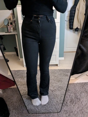 Flare jeans - Flare high waist jeans i fint skick, använt sparsamt. Jag är ca 160 cm.😊