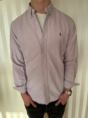 Ralph Lauren skjorta - Tja! Säljer nu denna riktigt feta Ralph Lauren skjortan i storlek ”M”. Skjortan är i mycket bra skick och vid frågor eller funderingar är det bara att höra av sig!👔😊