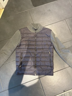 Moncler cardigan - En grå moncler cardigan perfekt nu till när det blir varmare väder! | Storlek; M, passar s! | Inget og medföljer | skick; 8,5/10, inga stora defekter! | Pris kan diskuteras vid en snabb och smidig affär! /Mvh Nitro 👨🏽‍🎨