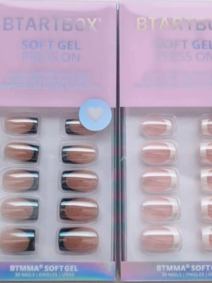 BTArtbox press-on naglar soft gel - Två förpackningar BTArtbox soft gel press-on naglar med chrome effekt. Obs❗️ Har plockat ut mina storlekar. Storlekarna som följer med i asken står nedan  Braveheart Short Square ◾️2,4,5,6,7,910,11,12,13,14 x2                                        Be Elegant Short Square  🌸                                           St 0,1,2,4,5,6,7,11,12,13 x2 Alla tillbehör ingår(lim,  gluetabs, fil)