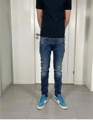 Blå replay anbass - Säljer ett par blå replay anbass slim fit jeans . Jeansen har klassisk femficksdesign. Perfekta för en avslappnad och trendig look. Dem ät aldrig använda och riktigt bra skick. W29 L30
