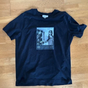 Limitato t-shirt - Svart limitato tisha med ett grafiskt tryck. Storlek S men sitter litte större då den är oversized. Köpt över ett år sedan men har bara hängt i garderoben sedan dess.
