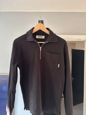 Svart ribbad tröja med halvzip Woodbird, storlek S - Woodbird halvzip storlek S, knappt använd. Nypris 800