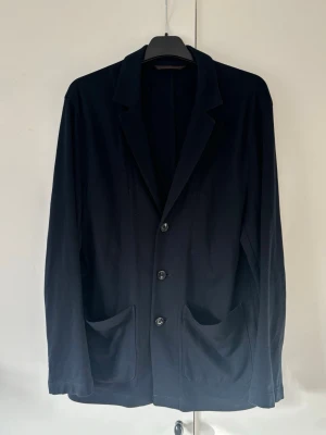 Oscar Jacobson kofta herr - Marinblå snygg populär trendig coachar Jacobson kofta i storlek M. Inga hål eller fläckar som ny i skicket! Absolut toppen skick ett helt otroligt vårplagg!