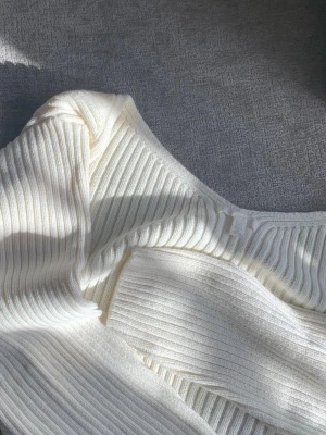 Krämvit stickad oversize kofta  - 🤍 härlig och mjuk stickad bolero 🤍är i storlek xxl men fungerar utmärkt som oversize 🤍 