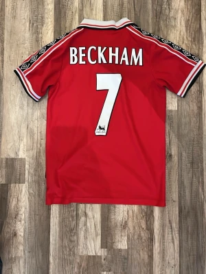 Manchester United tröja Beckham - Klassis 99-00 man united tröja med Beckham på ryggen säljer pågrund av att den var för liten. Inga defekter och pris kan diskuteras! 💫 