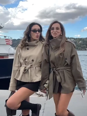 Kort trenchcoat från bershka - Säljer en kort beige trenchcoat från bershka som är slutsåld och väldigt populär, använd få gånger och är i väldigt fint skick🥰 budgivning privat, skicka prisförslag som bud, ledande bud: 720kr högst bud vinner fram tills 15/3. Många intresserade så svarar så många jag hinner☺️