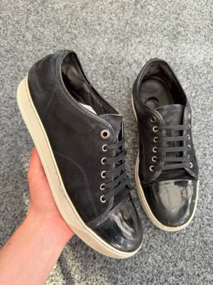 Lanvin uk9 navy - Säljer dessa sjukt feta lanvins! Uk9 som motsvarar 43-44 innersulan är 29cm. Skick 6/10 som bilderna. Nya orginal lanvin snören sitter på! Nypris 5000kr. Hör av dig vid intresse 🤩