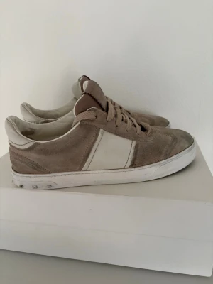 Valentino flycrew beige - Snygga sneakers i beige mocka med vita detaljer på sidan och vit sula. Passar till de mesta. Säljer de eftersom de har växt ur mig och har lite kvar att ge!      Skick 7/10 mockan är lite tråkig. Har sytt igen sulan pga den gick upp som alla andra flycrews. Storlek: 41            Bara att höra av sig vid minsta funderingar!!                              //Ville