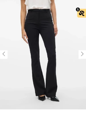 Svarta bootcut kostymbyxor - Säljer ett par svarta kostymbyxor med bootcut passform. Byxorna är använda endast en gång och är i nyskick utan några deffekter. Passar mig bra i längden som är 164