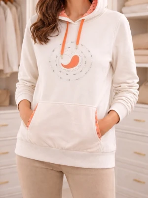 Vit hoodie med orange detaljer - Vit hoodie med orange dragsko och paisleymönster framtill. Fodrad huva och fickor med orange tyg och små tryck. Mjuk och skön passform, perfekt för chill dagar. Stor känguruficka framtill och långa ärmar.