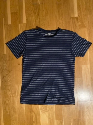 Randig T-shirt Hampton Republic - En trendig och cool randig t-shirt från Hampton Republic. Inga deefekter förutom att den passar lite mindre (S/XS). Ifall fler frågor, skriv!