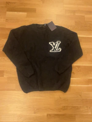 Stickad sweater   - En helt ny stickad tröja med tag kvar och i topp skick