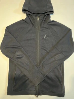 Jordan zip hoodie - Utmärkt skick knappt använd//size M//Priset kan diskuteras vid snabbt köp//Skriv vid minsta fundering🤩🌟