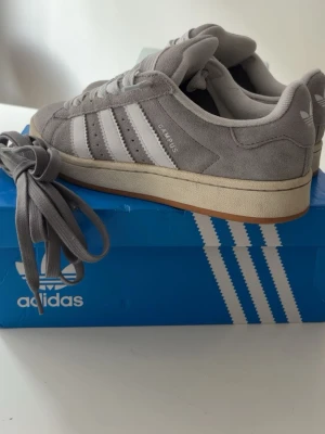 Adidas campus  - Tjena! Säljer dessa stilrena Adidas campus från Adidas i storlek 40 2/3 för endast 750kr! Skorna har en stilren look och passar till det flesta outfits. Skorna har omhändertagits väl och har få defekter. Skulle säga att skorna är i 9/10 skick. Liten defekt (snöre, bild 2) men absolut inget som märks vid användning! Bara att höra av sig ifall det är något man undrar! | skor, extra snören och original skolåda följer med vid köp | 