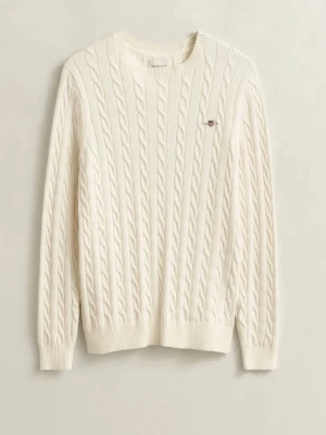 Vit kabelstickad tröja från GANT - Kabelstickad tröja i offwhite från GANT med rund halsringning och diskret broderad logga på bröstet. Tröjan har ribbade muddar vid ärmslut och nederkant. Perfekt för en stilren och klassisk look.