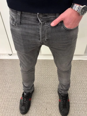 Grå slim fit jeans Jack & Jones - Tja! Säljer dessa riktigt snygga jeans ifrån  Jack & Jones | W29 L32 | Jag på bilden är 183! | Hör av er vid minsta lilla fundering 🙌
