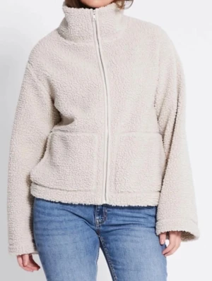 Beige teddyjacka med dragkedja - Mysig beige teddyjacka med hög krage och hel dragkedja framtill. Jackan har två stora fickor och är gjord i fluffigt teddy-material som ger en avslappnad och trendig look. Perfekt för kyliga dagar och enkel att matcha med jeans eller leggings. Kom privat för fler bilder🥰