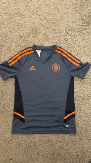 Manchester United tränings tröja  - Helt ny manchetser united tränings tröja. Använd några få gånger men inget trasigt och för de mesta helt ny. Stl: 152. Helt ny kostar 800kr 