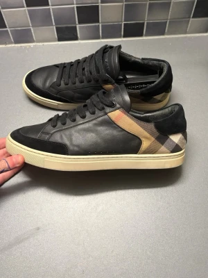 Burberry skor - Fint skick, äktahets bevis ingår 