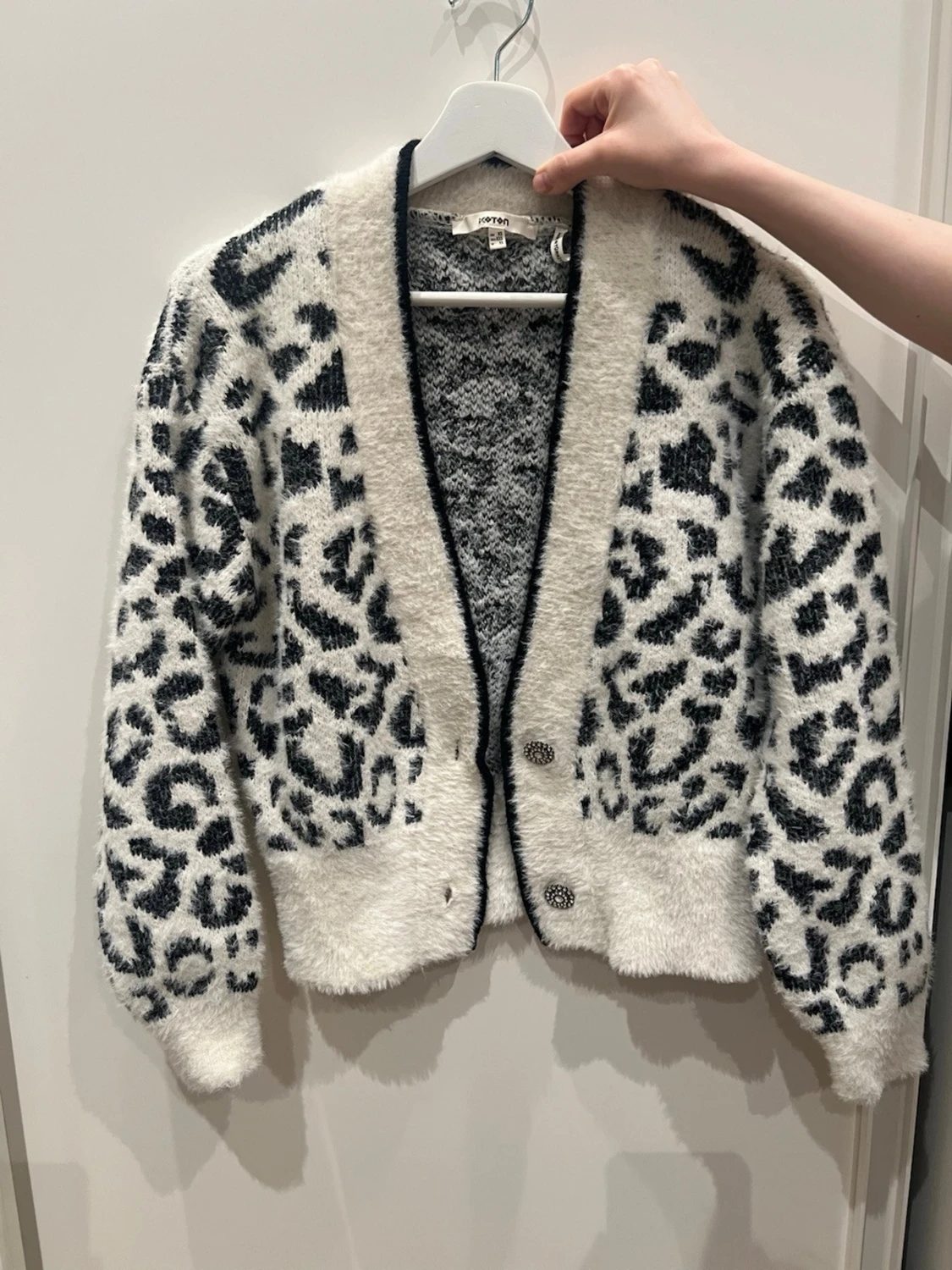 Leopardmönstrad fluffig kofta KOTON