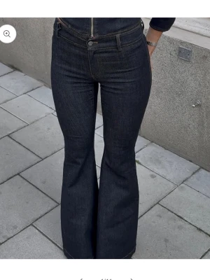 Alobha Label jeans - Mörkblåa bootcut jeans från Alobha Label. Säljer ett par i strl 36 och ett par i strl 38. Helt oanvända, direkt från förpackningen. Slutsålda på hemsidan. 