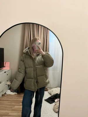 Puffjacka - Skön varm jacka. Fått lite fläckar framtill