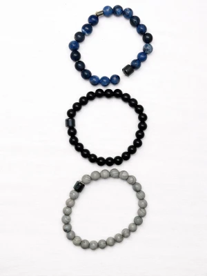 3 st All cap one pärl armband - Tre st All cap one armand med färgerna blå, grå och svart. De gråa och svarta är i ny skick och har aldrig använts medans det blå är trasigt och hemmalagat och saknar nån kula men är fullt användbart 