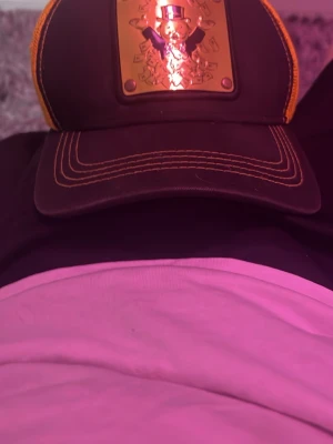 Svart keps med guldplatta - Säljer en asfet rich man keps priset jag kommer sälja e för 1000 för den är fin.