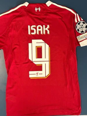 Isak Liverpool Fotbollströja  - Helt ny Alexander Isak Liverpool Fotbollströja. Finns i storlek M och L