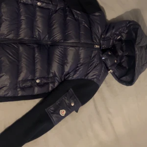 Moncler Tricot Cardigan - Mycket omhändertagen cardigan, skicket är väldigt bra och  köpt från moncler. Skick 9/10⭐️