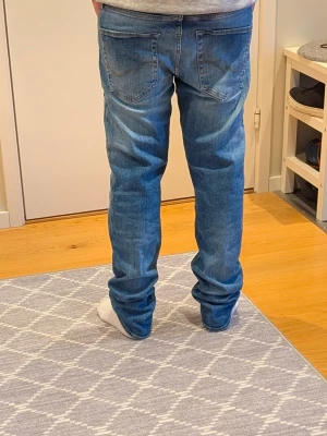Jack & Jones jeans  - Säljer ett par klassiska blå Jack & Jones jeans med rak passform. Jeansen är i modellen Comfort/Mike och storlek 28/32. Jeansen är sjukt snygga! Kontakta gärna vid funderingar! 