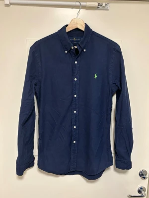 Ralph Lauren Skjorta - Marinblå Ralph Lauren skjorta   S-Slim fit  Skick:9/10, inga defekter  Mått: 73cm längd, 48cm bred  Skriv vid funderingar!  Pris kan diskuteras!