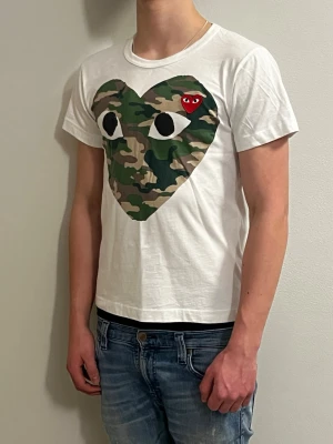 Camouflage Comme des garçon T-Shirt - Säljer denna eftersom den har blivit för liten för mig | Storlek S och sitter bra på dig som är 165-170 | Nypris cirka 1200, mitt pris 349! Vid funderingar är det bara att fråga!