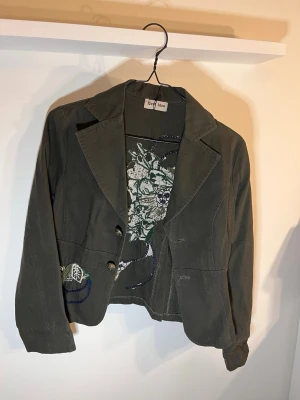 Jeans jacka S,XS (L) -  Grön jeansjacka det står storlek L men jag som är M / L fick inte ens i min arm i den så jag rekommenderar den för någon som har S / XS 